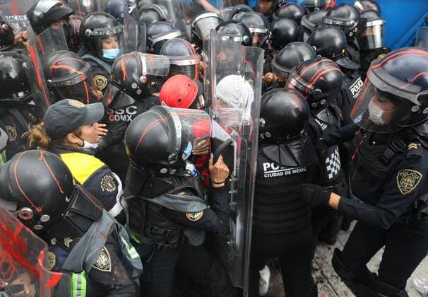 Activists and police clash during protests against sexist violence in Mexico City, Mexico, 16 August 2020. Women clashed with Mexico City police officers this Sunday in a march against sexist violence one year after the start of the NoNosCuidanNosViolan ( TheyDon tCareTheyRapeUs ) movement, in which citizens denounced sexual abuse by police agents. Women and police clash in Mexico City in march against machismo !ACHTUNG: NUR REDAKTIONELLE NUTZUNG!  Copyright: xSáshenkaxGutiérrezx MEX5720 20200817-637332289091860755