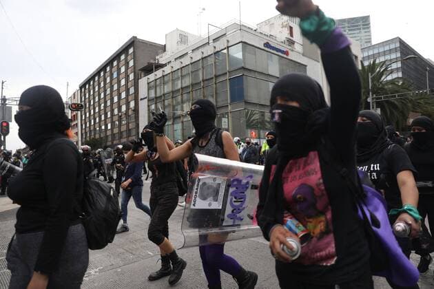 Women and activists protest today against sexist violence in Mexico City, Mexico 16 August 2020. The Mexican women took to the streets this Sunday to commemorate a year of NoNosCuidanNosViolan, a protest that denounced sexual abuse by the Mexico City Police and sparked a feminist movement against state machismo. In a demonstration that included clashes with officers, painted monuments and firecrackers that injured at least one police officer, hundreds of women marched to denounce impunity. Mexican women take to the streets to denounce sexist violence !ACHTUNG: NUR REDAKTIONELLE NUTZUNG!  Copyright: xSáshenkaxGutiérrezx MEX5731 20200817-637332309045478564