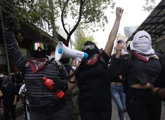 Women and activists protest today against sexist violence in Mexico City, Mexico 16 August 2020. The Mexican women took to the streets this Sunday to commemorate a year of NoNosCuidanNosViolan, a protest that denounced sexual abuse by the Mexico City Police and sparked a feminist movement against state machismo. In a demonstration that included clashes with officers, painted monuments and firecrackers that injured at least one police officer, hundreds of women marched to denounce impunity. Mexican women take to the streets to denounce sexist violence !ACHTUNG: NUR REDAKTIONELLE NUTZUNG!  Copyright: xSáshenkaxGutiérrezx MEX5727 20200817-637332309051572300
