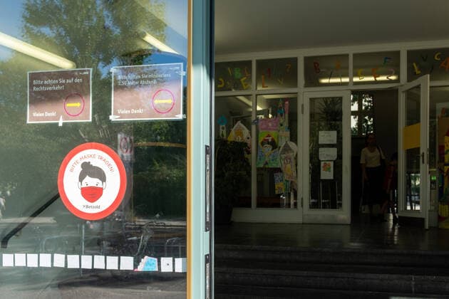Sign at the entrance of a Berlin school Coronakrise compulsory masks at Berlin schools