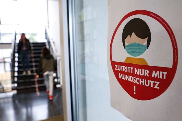 17 08 2020, xmkx, News Start of school under corona conditions in Hesse, schools in Langen, Dreieichschule entrance sign, face mask, Langen Hesse Germany DE