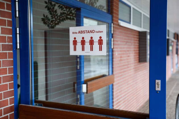 17 08 2020, xmkx, News School start under corona conditions in Hesse, Schools in Langen, Adolf Reichwein School distance sign, Langen Hesse Germany DE