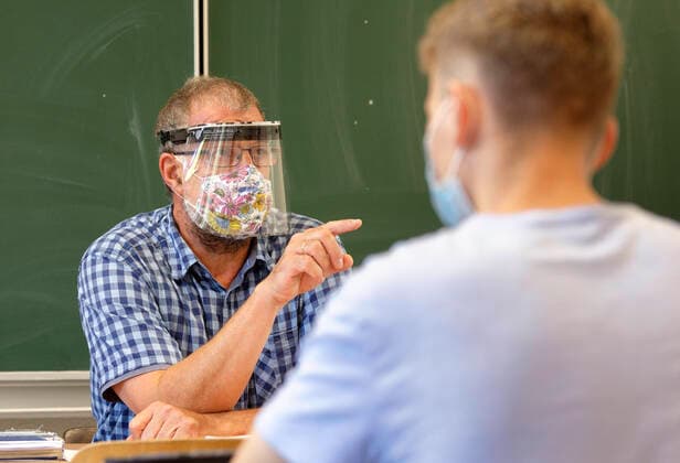 DEU , GERMANY Due to the Corona crisis Corona pandemic, students and teachers in North Rhine-Westphalia are obliged to wear a face mask as of today , the image shows a lesson in a grammar school in Bonn Corona , 12 08 2020 DEU , GERMANY Due to the Corona pandemic