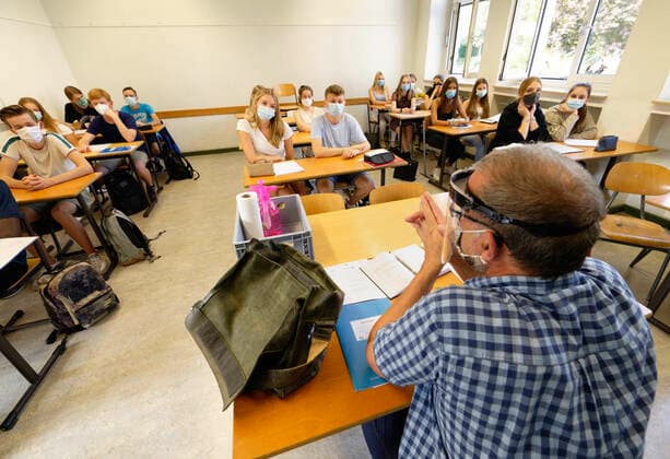 DEU , GERMANY Due to the Corona crisis Corona pandemic, students and teachers in North Rhine-Westphalia are obliged to wear a face mask as of today , the image shows a lesson in a grammar school in Bonn Corona , 12 08 2020 DEU , GERMANY Due to the Corona pandemic