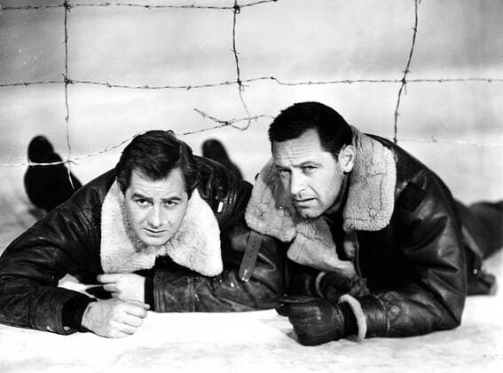 OSCARS. Bester Hauptdarsteller. Preisträger 1951-1960 STALAG 17 DON TAYLOR, WILLIAM HOLDEN Date: 1953. Strictly editorial use only in conjunction with the promotion of the film. Credit line mandatory. This image is copyright of the film company and is supplied under the terms of issue as film still. No commercial or book cover use permitted without prior consent from the film company.  Mandatory credit line: Image courtesy Ronald Grant Archive Mary Evans