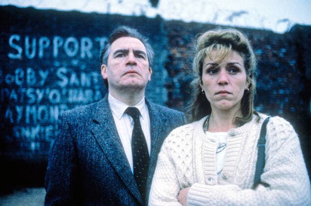 HIDDEN AGENDA INITIAL FRANCES McDORMAND, BRIAN COX Date: 1990. Strictly editorial use only in conjunction with the promotion of the film. Credit line mandatory. This image is copyright of the film company and is supplied under the terms of issue as film still. No commercial or book cover use permitted without prior consent from the film company.  Mandatory credit line: Image courtesy Ronald Grant Archive Mary Evans