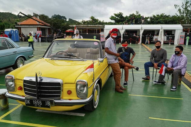 August 17, 2020, Gianyar, Bali, Indonesia: Spectators sits next to their car. First drive-in music concert in Bali held in Ubud region amid Covid-19 coronavirus outbreak to encourage Bali musicians to keep productive and having health mentality after 5 months pandemic period. The spectators sllowed to be outside the car which still inside each boundary line. Gianyar Indonesia - ZUMAb245 20200817_zip_b245_030 Copyright: xDickyxBisinglasix