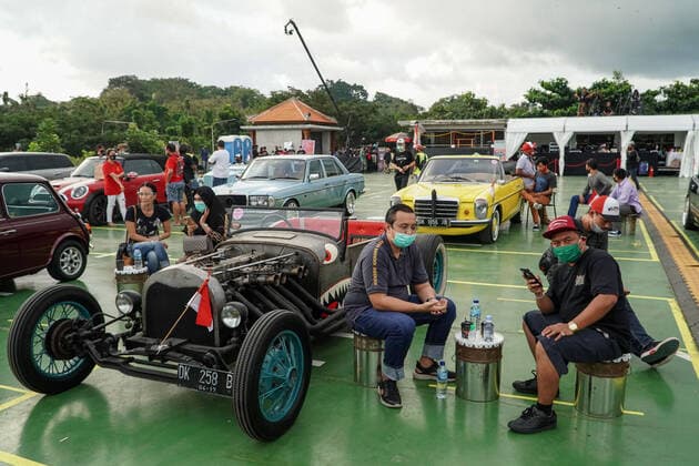 August 17, 2020, Gianyar, Bali, Indonesia: Spectators sits next to their car. First drive-in music concert in Bali held in Ubud region amid Covid-19 coronavirus outbreak to encourage Bali musicians to keep productive and having health mentality after 5 months pandemic period. The spectators sllowed to be outside the car which still inside each boundary line. Gianyar Indonesia - ZUMAb245 20200817_zip_b245_034 Copyright: xDickyxBisinglasix