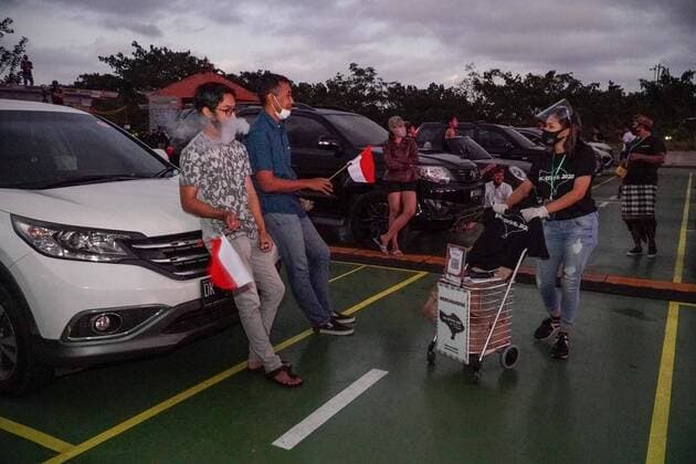 August 17, 2020, Gianyar, Bali, Indonesia: Organizer worker push a cart of food beverages among the spectators. First drive-in music concert in Bali held in Ubud region amid Covid-19 coronavirus outbreak to encourage Bali musicians to keep productive and having health mentality after 5 months pandemic period. The spectators sllowed to be outside the car which still inside each boundary line. Gianyar Indonesia - ZUMAb245 20200817_zip_b245_047 Copyright: xDickyxBisinglasix