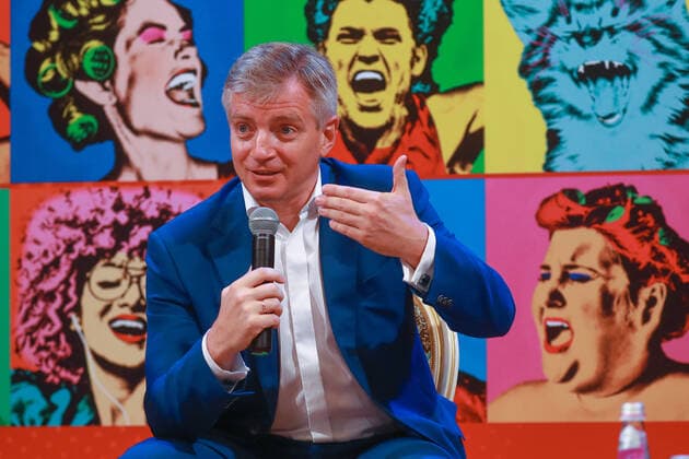 Bilder des Jahres 2020, Entertainment 08 August Entertainment Themen der Woche KW34 MOSCOW, RUSSIA - AUGUST 17, 2020: Head of the Moscow Department for Culture Alexander Kibovsky speaks during a meeting of the Helikon Opera musical theater company. Sergei Fadeichev TASS  TS0E3A5B