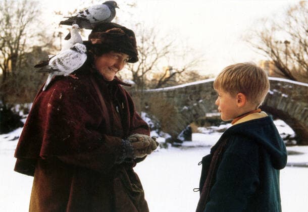 HOME ALONE 2: LOST IN NEW YORK BRENDA FRICKER, MACAULAY CULKIN Date: 1992. Strictly editorial use only in conjunction with the promotion of the film. Credit line mandatory. This image is copyright of the film company and is supplied under the terms of issue as film still. No commercial or book cover use permitted without prior consent from the film company.  Mandatory credit line: Image courtesy C20TH FOX Ronald Grant Archive Mary Evans