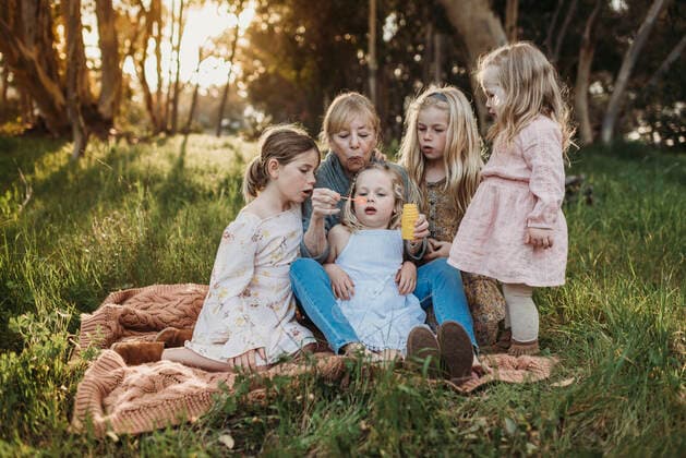 IMAGO Creative: Internationaler Frauenmonat, Gesundheit, Frauen in der Menopause Lifestyle image of grandmother blowing bubbles with granddaughters San Diego, CA, United States CR_KESM200811-463393-01 ,model released, Symbolfoto