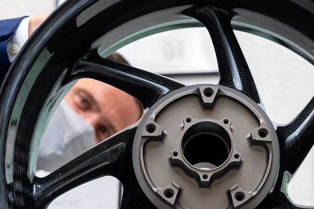 18 08 2020 Germany,Saxony,Kesselsdorf Minister of State Martin Dulig on 18 8 2020 on a visit to thyssenkrupp Carbon Components GmbH Kesselsdorf to receive an award in the innovation competition for a wheel rim manufactured in the plant The company dev