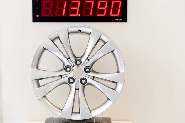 18 08 2020 Germany,Saxony,Kesselsdorf Saxony, Kesselsdorf The picture shows a wheel rim manufactured by thyssenkrupp Carbon Components GmbH Kesselsdorf at a press event on 18 8 2020 The company develops products for lightweight construction, for example ultra-light, braided carbon rims for cars and motorcy