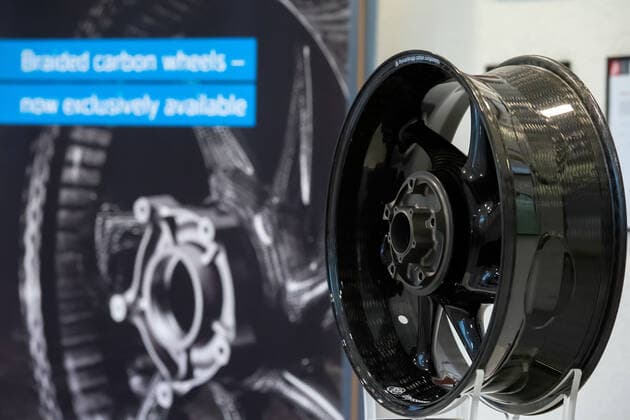 18 08 2020 Germany,Saxony,Kesselsdorf Saxony, Kesselsdorf The picture shows a wheel rim manufactured by thyssenkrupp Carbon Components GmbH Kesselsdorf at a press event on 18 8 2020 The company develops products for lightweight construction, for example ultra-light, braided carbon rims for cars and motorcy