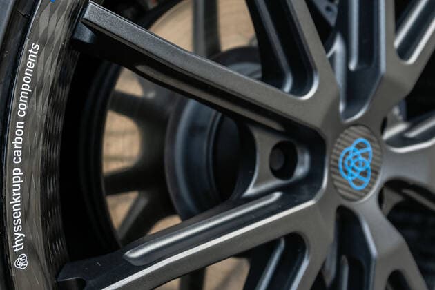 18 08 2020 Germany,Saxony,Kesselsdorf Saxony, Kesselsdorf The picture shows a wheel rim manufactured by thyssenkrupp Carbon Components GmbH Kesselsdorf at a press event on 18 8 2020 The company develops products for lightweight construction, for example ultra-light, braided carbon rims for cars and motorcy