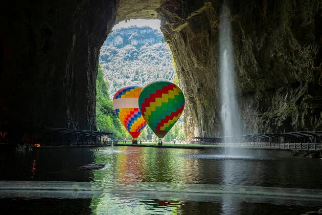 Bilder des Jahres 2020, News 08 August News Themen der Woche KW34 ENSHI, CHINA - AUGUST 17: Hot air balloons are seen in the Tenglong Cave on August 17, 2020 in Enshi Tujia and Miao Autonomous Prefecture, Hubei Province of China.  Copyright: xVCGx CFP111295637582