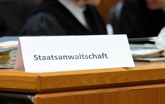 Justiz, Symbolfotos 19.08.2020, xblx, Lokales, Prozess: Anklage: Kind im Hbf vor ICE gestossen, v.l. Schild der Staatsanwaltschaft, die Staatsanwaltschaft wirft dem Mann vor, am 29. Juli des vergangenen Jahres im Frankfurter Hauptbahnhof eine Frau und ihren acht Jahre alten Sohn vor einen Zug gestossen zu haben. Der Junge wurde dabei vom Zug tödlich verletzt. Die Anklage legt dem Mann deshalb u.a. Totschlag und versuchten Totschlag zur Last. Nach fachärztlichen Untersuchungen steht eine psychische Erkrankung des Angeklagten im Raum. Frankfurt am Main *** 19 08 2020, xblx, Local, Trial Prosecution