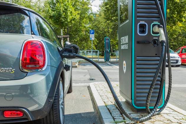 Mobipunkt MOBI bündelt die stadt- und umweltverträglichen Mobilitätsangebote Straßenbahn, Bus, Leihrad und -auto sowie Ladesäulen für E-Autos und erstmals auch E-Bikes an einem Ort und ermöglicht so ein schnelles Umsteigen zwischen verschiedenen Verkehrsmitteln. Dresden Sachsen GERMANY *** Mobipunkt MOBI bundles the city and environmentally friendly mobility offers tram, bus, rental bike and car as well as charging points for E cars and for the first time also E bikes in one place and thus enables a quick change between different means of transport Dresden Sachsen GERMANY