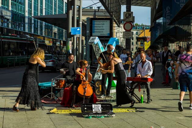 Openair concert The Australian Ban The Wishing Well, plays in the pedestrian zone of Chemnitz The songlike rock, let numerous guests pause and listen Such signs are vital for the art in this time Chemnitz Saxony GERMANY
