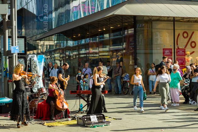 Openair concert The Australian Ban The Wishing Well, plays in the pedestrian zone of Chemnitz The songlike rock, let numerous guests pause and listen Such signs are vital for the art in this time Chemnitz Saxony GERMANY