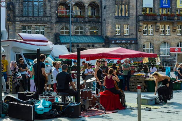 Openair concert The Australian Ban The Wishing Well, plays in the pedestrian zone of Chemnitz The songlike rock, let numerous guests pause and listen Such signs are vital for the art in this time Chemnitz Saxony GERMANY
