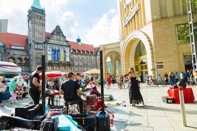 Openair concert The Australian Ban The Wishing Well, plays in the pedestrian zone of Chemnitz The songlike rock, let numerous guests pause and listen Such signs are vital for the art in this time Chemnitz Saxony GERMANY