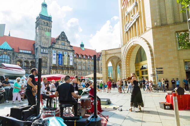 Openair concert The Australian Ban The Wishing Well, plays in the pedestrian zone of Chemnitz The songlike rock, let numerous guests pause and listen Such signs are vital for the art in this time Chemnitz Saxony GERMANY