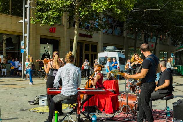Openair concert The Australian Ban The Wishing Well, plays in the pedestrian zone of Chemnitz The songlike rock, let numerous guests pause and listen Such signs are vital for the art in this time Chemnitz Saxony GERMANY