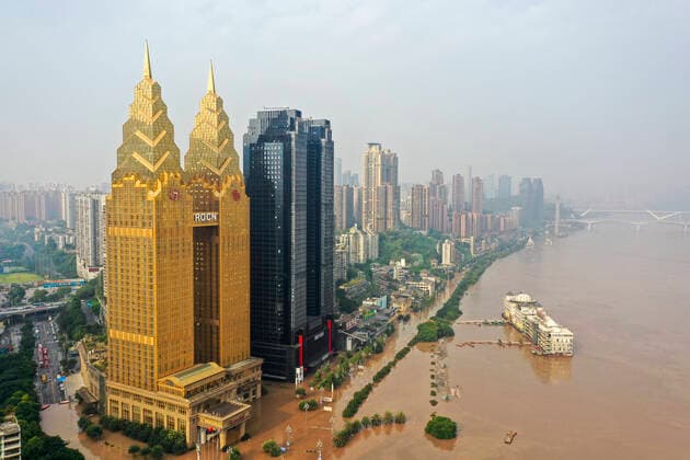 Bilder des Jahres 2020, News 08 August News Themen der Woche KW34 News Bilder des Tages (200820) -- CHONGQING, Aug. 20, 2020 -- Aerial photo taken on Aug. 20, 2020 shows a flooded section of Nanbin Road in Nan an District of southwest China s Chongqing Municipality. Yangtze River s water level in Chongqing Municipality exceeded historical high earlier Thursday morning, posing unprecedented threat to the metropolis in southwest China. At around 8 a.m. Thursday, the water level at the Cuntan hydrologic station in Chongqing reached 191.55 meters, 0.14 meters higher than the record in 1981, and was rising. ) CHINA-CHONGQING-YANGTZE RIVER-WATER LEVEL (CN) LiuxChan 