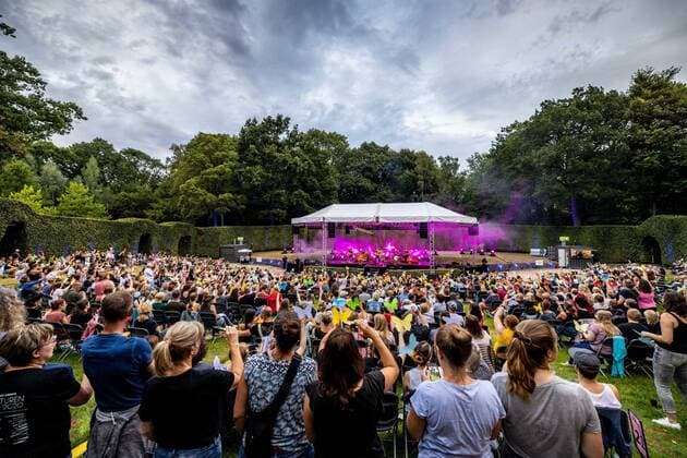 Bilder des Jahres 2020, Entertainment 08 August Entertainment Themen der Woche KW34 Entertainment Bilder des Tages Hamburg, 20. August 2020 - Johannes Oerding bei einem Konzert im Rahmen der Lagerfeuer Acoustics auf der Freilichtbühne im Hamburger Stadtpark *** Hamburg, 20 August 2020 Johannes Oerding at a concert as part of the Campfire Acoustics at the open-air stage in Hamburgs Stadtpark 