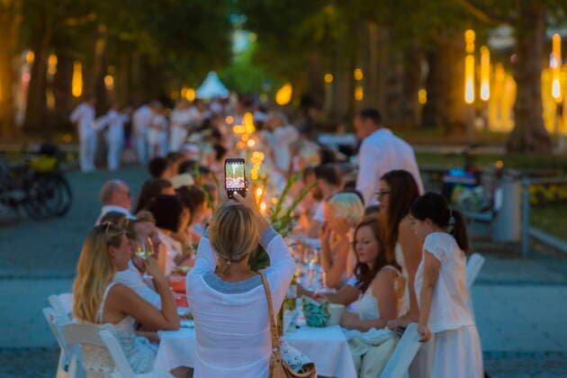 Bilder des Jahres 2020, News 08 August News Themen der Woche KW34 News Bilder des Tages Picknick in Weiß Nach dem Pariser Vorbild ist auch bei diesem Picknick ist der Dresscode konsequent weiß. Zum fünften Mal findet das Diner en Blanc nun schon in Dresden, dieses mal auf der Hauptstrasse unter den alten großen Platanen statt. Dresden Sachsen GERMANY *** Picnic in white Following the Parisian example, the dress code for this picnic is also consistently white For the fifth time, Diner en Blanc is now taking place in Dresden, this time on the main street under the old big plane trees Dresden Sachsen GERMANY