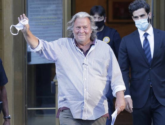 Bilder des Jahres 2020, News 08 August News Themen der Woche KW34 News Bilder des Tages Former White House Chief Strategist to President Trump Steve Bannon waves and smiles as he exits Federal Court at 500 Pearl Street on Thursday, August 20, 2020 in New York City. A Judge set bail for Bannon that includes $5 million bond and was released today with conditions.  NYP20200820102 JOHNxANGELILLO