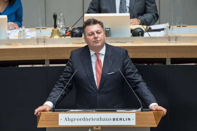 News Bilder des Tages Berlin Abgeordnetenhaus Plenarsitzung des Berliner Abgeordnetenhaus am Donnerstag den 20. August 2020. Im Bild: Innensenator Andreas Geisel, SPD, bei der Aktuellen Stunde zum Thema Lehren aus dem NSU: Rechte Gewalt und ihre Strukturen effektiv bekaempfen . 20.8.2020, Berlin *** Berlin House of Representatives Plenary Session of the Berlin House of Representatives on Thursday, August 20, 2020 In the picture