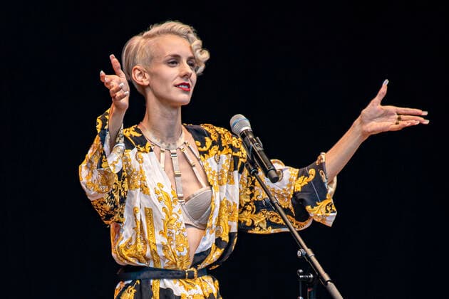 Bilder des Jahres 2020, Entertainment 08 August Entertainment Themen der Woche KW34 Entertainment Bilder des Tages Lisa Eckhart live mit ihrem Soloprogramm Lisa Eckhart - Die Vorteile des Lasters in der Freilichtbühne Junge Garde. Dresden., 20.08.2020 *** Lisa Eckhart live with her solo program Lisa Eckhart The advantages of the truck in the open air stage Junge Garde Dresden , 20 08 2020 Foto:xM.xWehnertx xFuturexImage