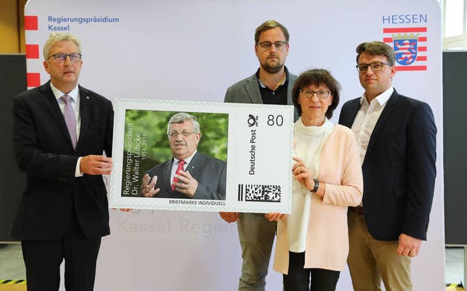 Bilder des Jahres 2020, News 08 August News Themen der Woche KW34 News Bilder des Tages Eine individuelle Briefmarke zum Gedenken an dem am 2. Juni 2019 mutmasslich von einem Rechtsextremisten ermordeten Kasseler Regierungspraesidenten Walter Luebcke (Lübcke) ist am Freitag in Kassel offiziell vorgestellt worden. (Foto vom 21.08.2020: V.l.: v.l. Hermann-Josef Klueber (Regierungspraesident Kassel), Irmgard Braun-Luebcke (Witwe von Walter Luebcke) und ihre Soehne Jan-Hendrik und Christoph) Die Marke gehe auf Ideen von Mitarbeitern der Behoerde zurueck, die ihrem Dienstherren ein bleibendes Andenken bewahren wollen, sagte der Kasseler Regierungspraesident Hermann-Josef Klueber (Klüber) (CDU) bei der Vorstellung der Briefmarke am Freitag in Kassel. Die Marke mit dem Nennwert von 80 Cent kann ab Samstag fuer zwei Euro von 11 bis 18 Copyright: epd-bild AndreasxFischer EDITORIAL USE ONLY