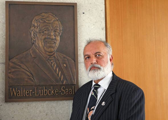 Artist Berahna Massoum in front of the bronze plaque Copyright: epd-bild AndreasxFischer EDITORIAL USE ONLY