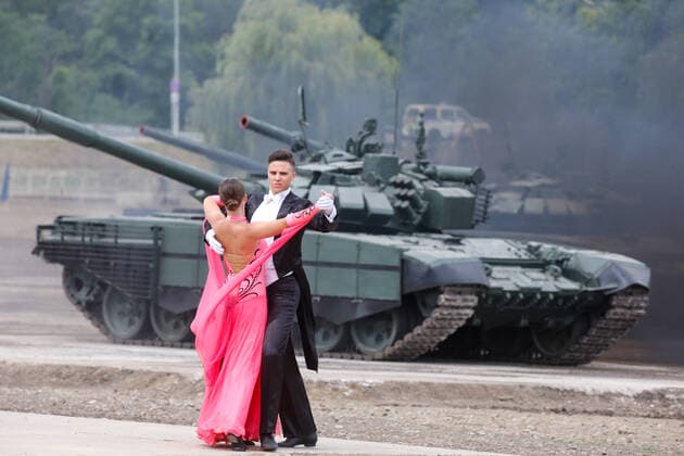 Bilder des Jahres 2020, News 08 August News Themen der Woche KW34 News Bilder des Tages ROSTOV-ON-DON, RUSSIA - AUGUST 21, 2020: A tank waltz show takes place at Patriot Park on the Sambek Heights memorial grounds as part of the Army 2020 International Military Technical Forum. Valery Matytsin TASS  TS0E4194