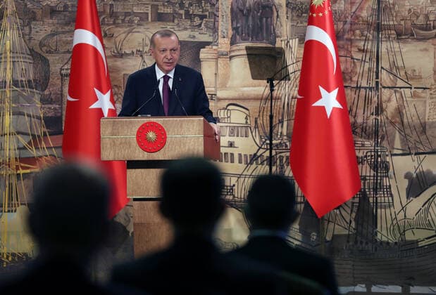 Türkei, Präsident Erdogan verkündet in Istanbul den größten Erdgasfund der türkischen Geschichte (200821) -- ISTANBUL, Aug. 21, 2020 () -- Turkish President Recep Tayyip Erdogan delivers a televised speech in Istanbul, Turkey, on Aug. 21, 2020. Erdogan on Friday announced that his country, which is almost entirely reliant on imports to meet its energy needs, found significant natural gas resources in the Black Sea. () TURKEY-ISTANBUL-PRESIDENT-NATURAL GAS RESOURCES-DISCOVERY Xinhua 