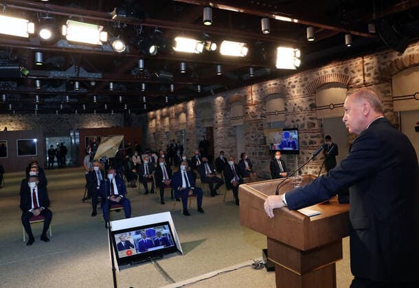 Türkei, Präsident Erdogan verkündet in Istanbul den größten Erdgasfund der türkischen Geschichte (200821) -- ISTANBUL, Aug. 21, 2020 () -- Turkish President Recep Tayyip Erdogan (Front) delivers a televised speech in Istanbul, Turkey, on Aug. 21, 2020. Erdogan on Friday announced that his country, which is almost entirely reliant on imports to meet its energy needs, found significant natural gas resources in the Black Sea. () TURKEY-ISTANBUL-PRESIDENT-NATURAL GAS RESOURCES-DISCOVERY Xinhua 