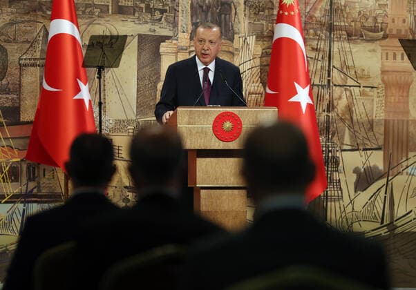 Türkei, Präsident Erdogan verkündet in Istanbul den größten Erdgasfund der türkischen Geschichte (200821) -- ISTANBUL, Aug. 21, 2020 () -- Turkish President Recep Tayyip Erdogan delivers a televised speech in Istanbul, Turkey, on Aug. 21, 2020. Erdogan on Friday announced that his country, which is almost entirely reliant on imports to meet its energy needs, found significant natural gas resources in the Black Sea. () TURKEY-ISTANBUL-PRESIDENT-NATURAL GAS RESOURCES-DISCOVERY Xinhua 