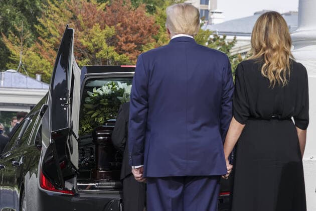 Bilder des Jahres 2020, News 08 August News Themen der Woche KW34 News Bilder des Tages President Donald J. Trump and First Lady Melania Trump wait as pallbearers load the casket of Robert Trump after a service at the White House in Washington, DC on Friday, August 21, 2020.  WAP20200821026 TASOSxKATOPODIS