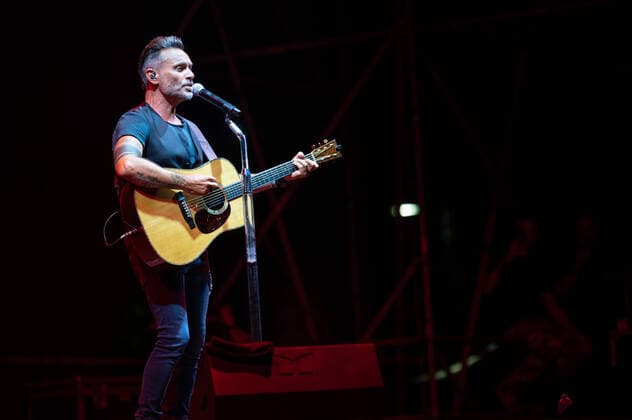 Bilder des Jahres 2020, Entertainment 08 August Entertainment Themen der Woche KW34 Entertainment Bilder des Tages Italy: NEK solo performance NEK guitar and vocals only perform singing on stage of Villa Bertelli at Forte Dei Marmi. Lucca Italy Copyright: StefnoxDallexLuche
