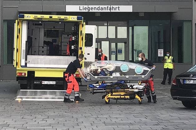 News Bilder des Tages BERLIN, GERMANY - AUGUST 22, 2020: Members of staff handle an isolation capsule outside the emergency department of the Charite hospital where Russian opposition activist Alexei Navalny has been transferred from Russia s Omsk Emergency Hospital No 1. Head of the Anti-Corruption Foundation (FBK), Navalny felt bad aboard a passenger plane from Tomsk to Moscow on August 20, was brought to hospital in Omsk with poisoning symptoms and placed in an induced coma. Vyacheslav Filippov TASS  TS0E4357