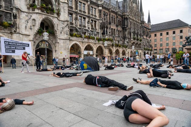 Bilder des Jahres 2020, News 08 August News Themen der Woche KW34 News Bilder des Tages Greenpeace Trauermarsch am Earth Overshoot Day in München Demonstration von Greenpeace in München Odeonsplatz. Am 22.08.2020 ist dieses Jahr der Earth Overshoot Day - also das Datum an dem die Beanspruchung der Erde und der Ökosysteme durch die Menschen die Kapazitäten zur Erholung übersteigt. Aktivisten von Greenpeace und anderen Umweltorganisationen tragen in einem Trauermarsch vom Odeonsplatz zum Marienplatz die Erde symbolisch zu Grabe. *** Greenpeace funeral march on Earth Overshoot Day in Munich Demonstration by Greenpeace in Munich Odeonsplatz On 22 08 2020, this years Earth Overshoot Day is the date on which the demands made on the earth and ecosystems by human beings exceed the capacity for recreation Activists from G , Copyright: xThomasxVonier
