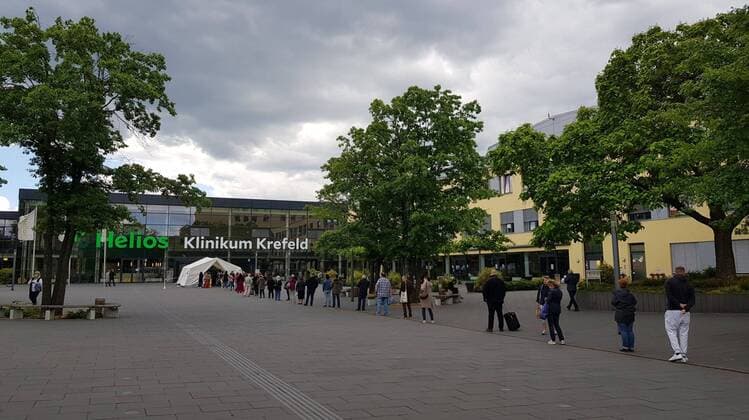 Feature Symbol Waiting for Corona Test Waiting 06 20 pp queue of people waiting for Corona Test in front of Helios Klinikum in Krefeld in June 2020 Germany German German city clinic hospital virus test queue distance rule holding test center test tent cross
