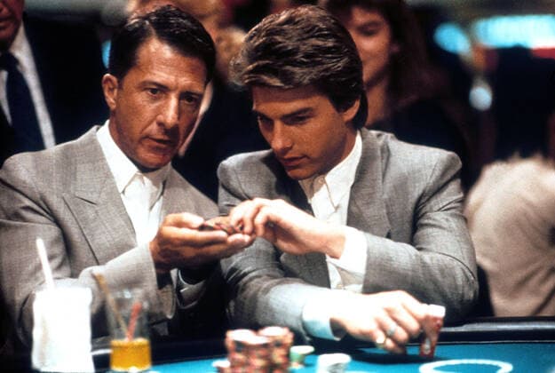 OSCARS. Bester Hauptdarsteller. Preisträger 1981-1990 RAIN MAN DUSTIN HOFFMAN, TOM CRUISE Date: 1988. Strictly editorial use only in conjunction with the promotion of the film. Credit line mandatory. This image is copyright of the film company and is supplied under the terms of issue as film still. No commercial or book cover use permitted without prior consent from the film company.  Mandatory credit line: Image courtesy GUBER-PETERS COMPANY MIRAGE ENTERTAINMENT STAR PARTNERS Ronald Grant Archive Mary Evans