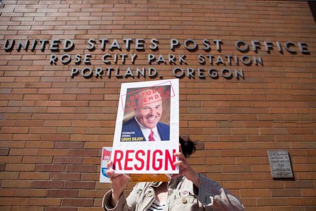 Bilder des Jahres 2020, News 08 August News Themen der Woche KW34 August 22, 2020, Portland, OREGON, USA: One hundred protesters gathered outside the Rose City Post Office during the Save the Post Office Saturday day of action organized by Moveon.org in Portland Oregon on Saturday, August 22, 2020. I m a physician and many of my patients depend on the USPS for their medications. I m desperately worried about what DeJoy has planned for our postal system, said COSGROVE. Protesters showed up at local post offices across the country to save the post office from President Trump and ask for the resignation of Postmaster General Louis DeJoy. Portland USA - ZUMAk152 20200822_znp_k152_017 Copyright: xKatharinexKimballx