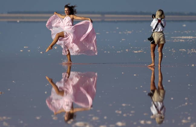 Bilder des Jahres 2020, Entertainment 08 August Entertainment Themen der Woche KW34 CRIMEA, RUSSIA - AUGUST 22, 2020: A model showcases a creation during a runway show for the collection by the Crimean designers at the 2020 Crimean Fashion Week on Lake Sasyk. Sergei Malgavko TASS  TS0E4523