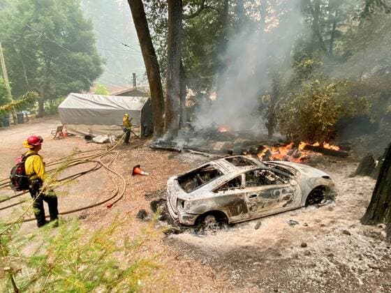 Bilder des Jahres 2020, News 08 August News Themen der Woche KW34 August 22, 2020, Boulder Creek, California, USA: CZU Lightning Complex Fire: Boulder Creek Area, near Santa Cruz. An all-volunteer crew that makes up the Boulder Creek Fire Department worked around the clock to save houses, such as this property and the one next to it, where a huge and now dangerous pile of wood sits. The car burned yesterday but embed re-ignited it. Boulder Creek USA - ZUMAk144 20200822_znp_k144_047 Copyright: xAmyxKatzx